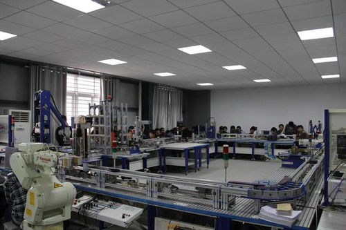 2022年,36歲設(shè)計師失業(yè)8個月雨中舉牌 不想送外賣,如今怎樣